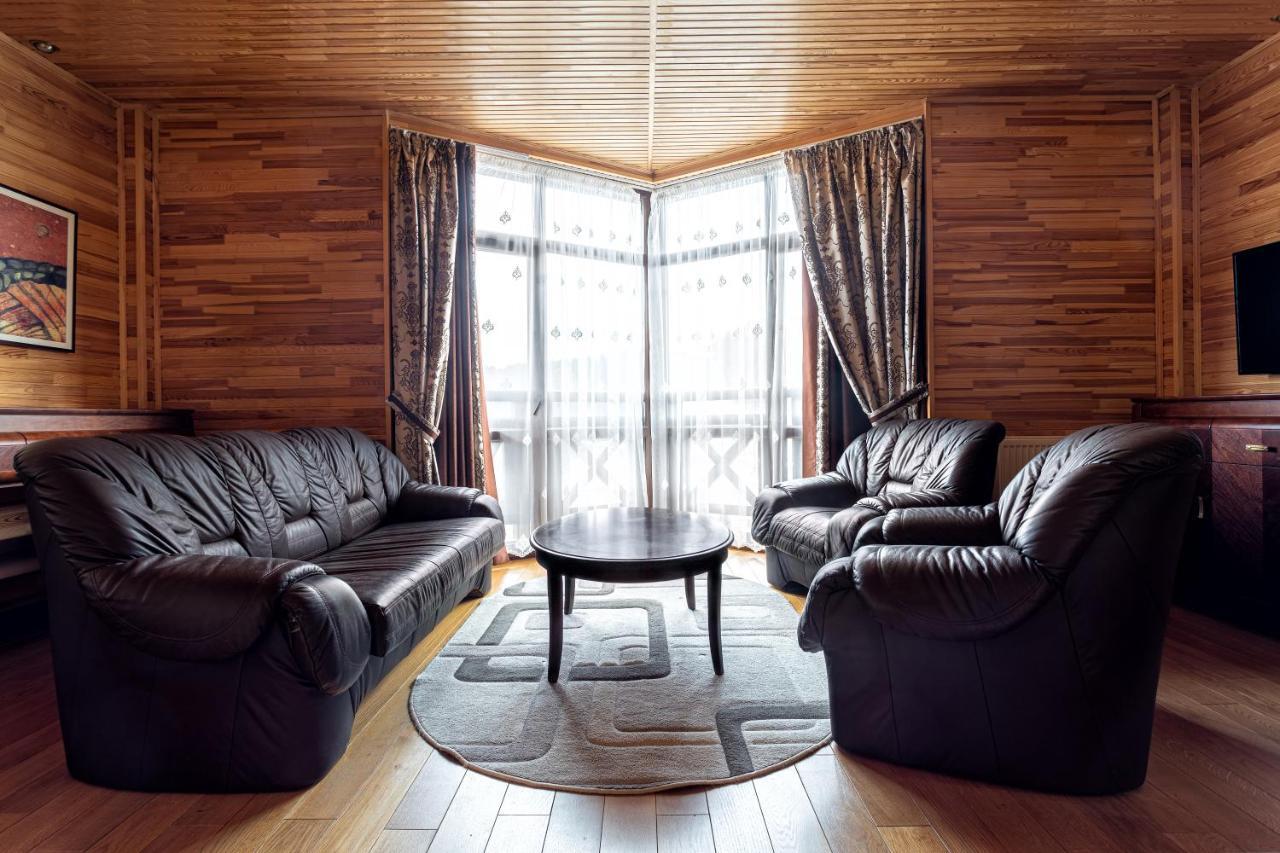 Du Mont Hotel *